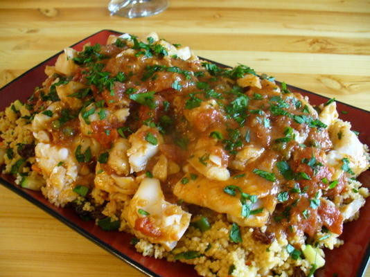 vis-tajine met tomaten, kappertjes en kaneel