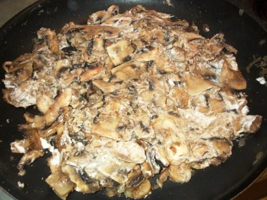 gebakken champignons in zure room (paistetut sienet)