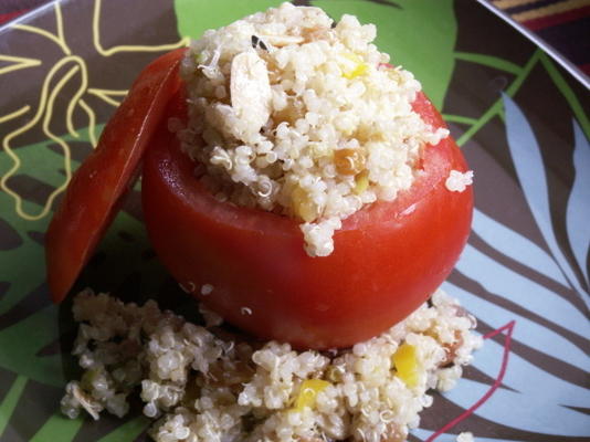 quinoa en rozijnen salade gevulde tomaten