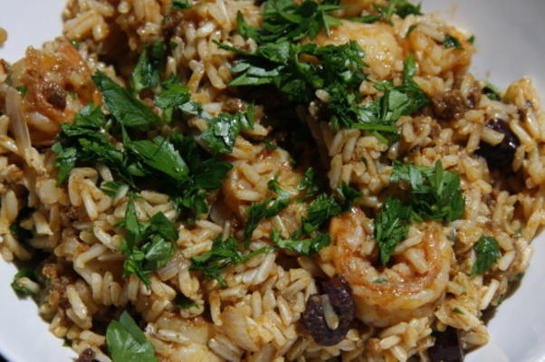 rijst met chorizo, garnalen en groene olijven