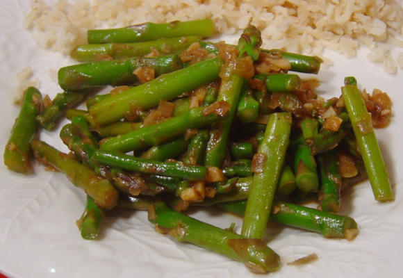 geroerbakte asperges met knoflook en sjalotten in chili-olie