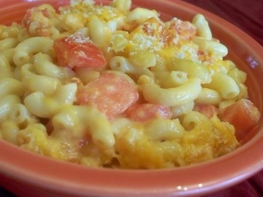 gebakken macaroni en kaas met tomaten