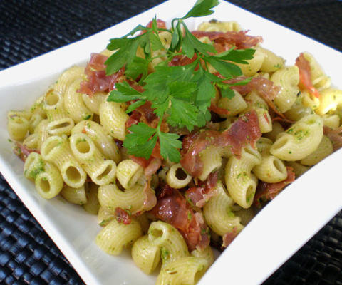 pasta met knapperige prosciutto en rucola-pesto