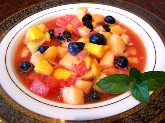 ijskoude zomerse fruitsoep