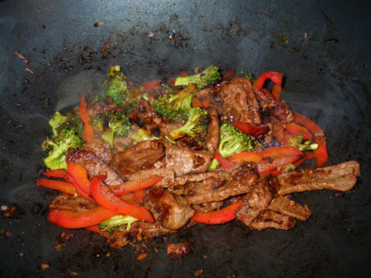 gezond rundvlees en broccoli roerbakken