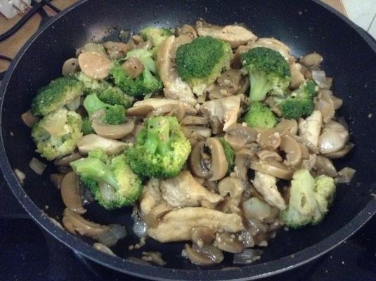 snelle kippenzwam en broccoli-roerbak