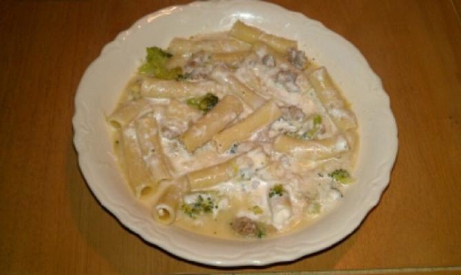 rachael ray's pasta met broccoli en worst w / ricotta verrassing