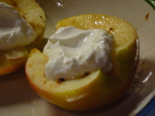 zeer gezond in de buurt van instant gebakken appel met romige magere yoghurt