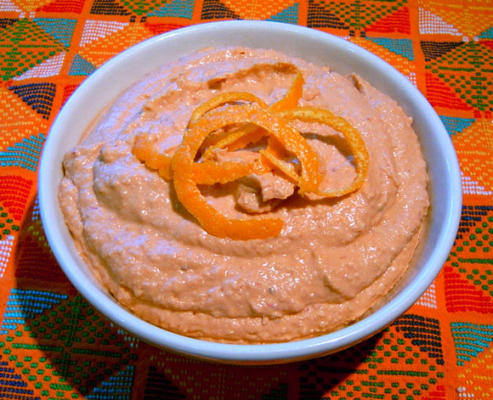 hummus met chipotles en een vleugje sinaasappel