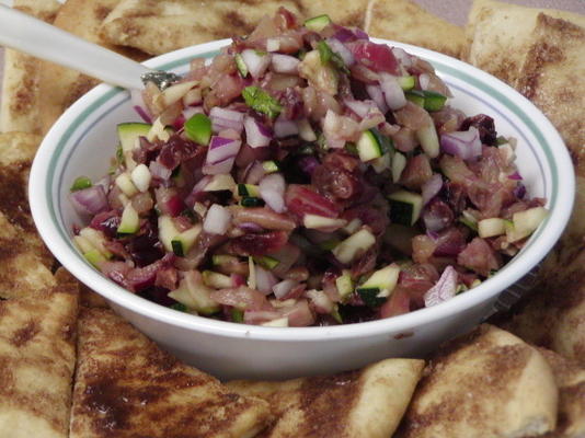 gekruide fruitsalsa met kaneelsuikerpitjes