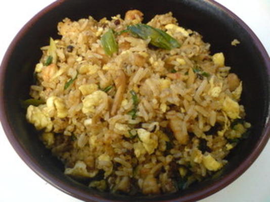 garnalen en plantaardige gebakken rijst