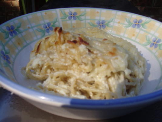 vier kaas en pesto Italiaanse gebakken spaghetti