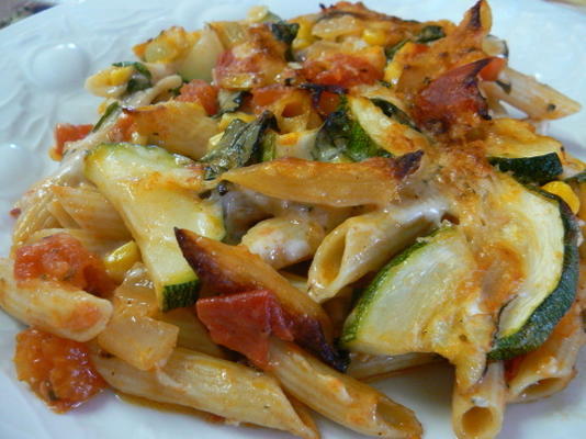 gebakken penne met maïs, courgette en basilicum