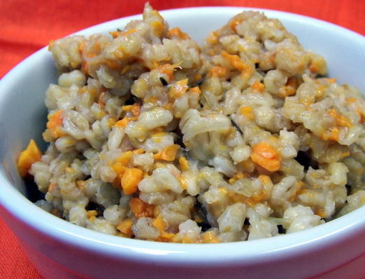 zoete aardappelgerst risotto in de pot