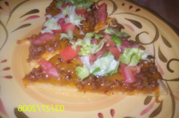 taco pizza met maïsbroodkorst