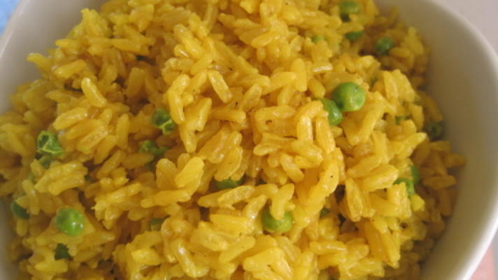 oranje-kardemom bruine rijst met erwten (veganistisch)