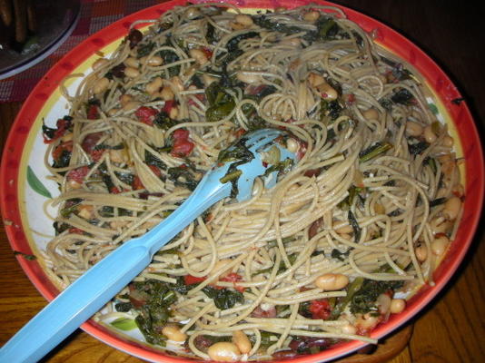 spaghetti in Toscaanse stijl met boerenkool en cannellinis