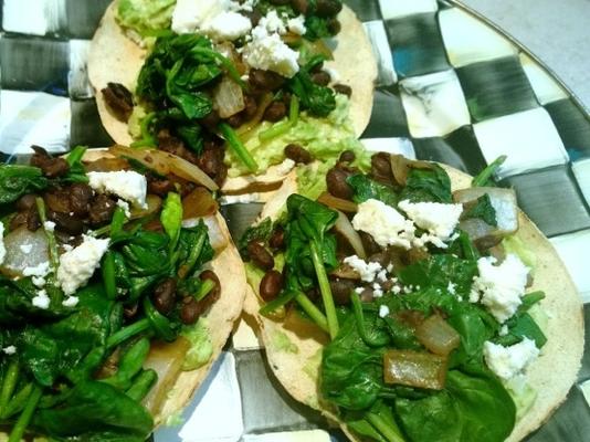 zwarte boon tostadas met garlicky greens