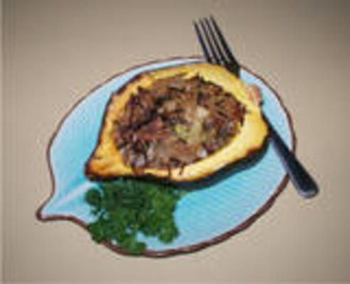 geroosterde acorn squash met wilde rijst vulling