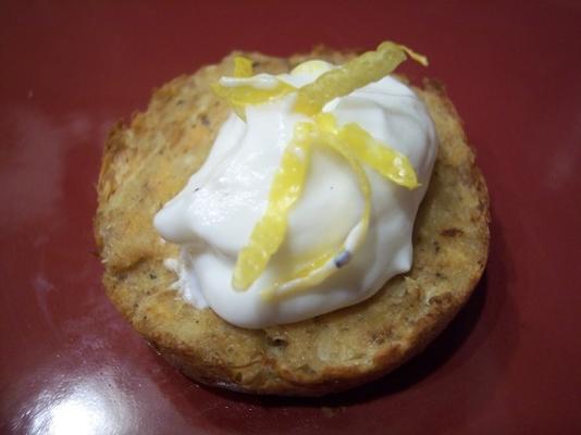 mini-zeevruchtencake met romige citroensaus