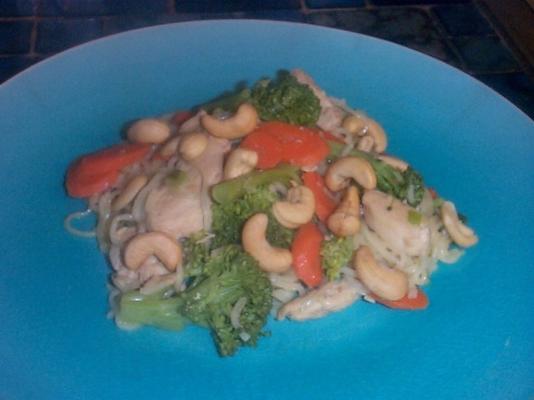 kip, broccoli en cashew roerbakken (recept met platte buik)