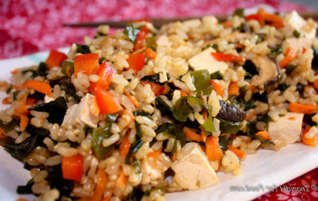 schoon eten van wakame bruine rijstsalade met tofu