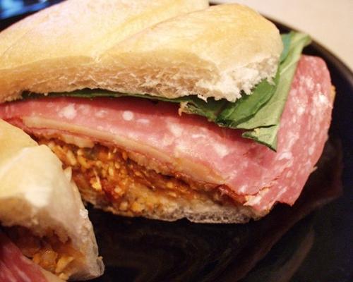 artisjok, provolone kaas en salami sandwiches