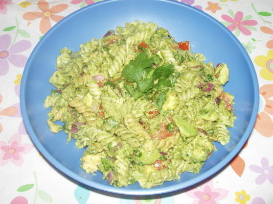 pastasalade met avocado dressing