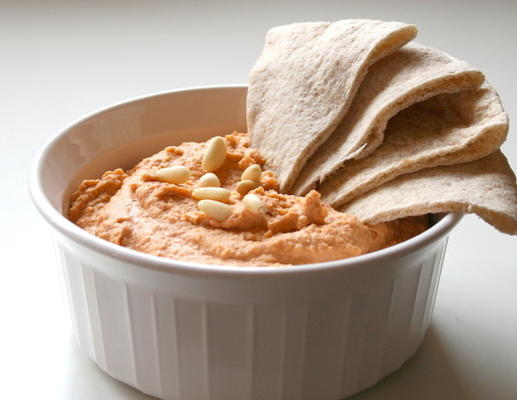 geroosterde rode peperhummus met pijnboomnoten