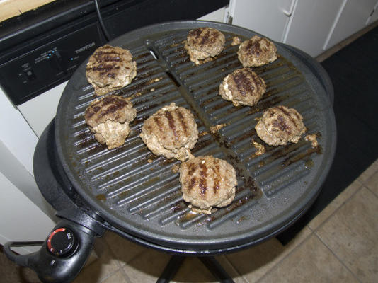 geweldige gevulde gegrilde burgers - eenvoudig