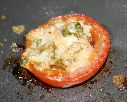 gesneden tomaten gebakken met Parmezaanse kaas