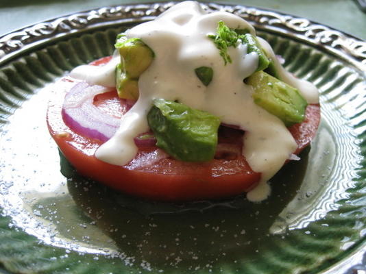 tomaten en avocado-stapels