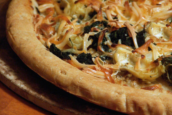 rokerige spinazie en artisjok blonde pizza