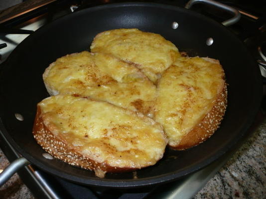 gebakken kaas op toast met wijn