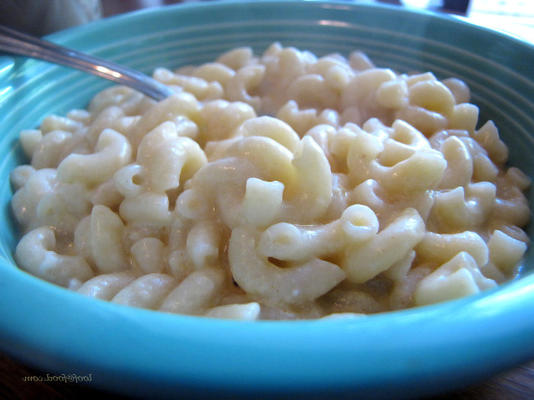 eenvoudige kaasachtige macaroni en kaas