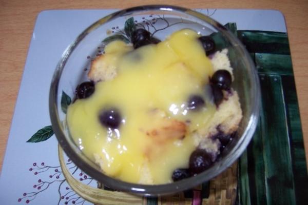 bosbessenbroodpudding met citroengestremde melk