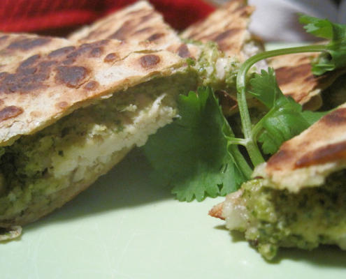 kippenquesadillas met poblano-pesto