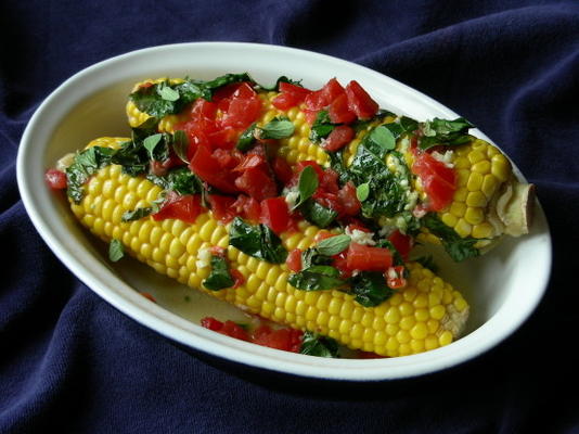 gegrilde maïskolven met tomaat-kruidenpasta