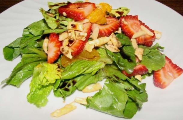 eenvoudige aardbei-mandarijn Aziatische salade