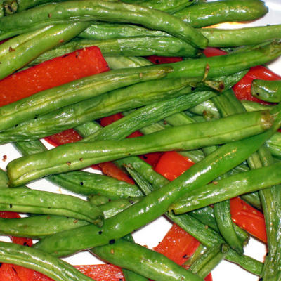 geroosterde groene bonen en rode paprika's