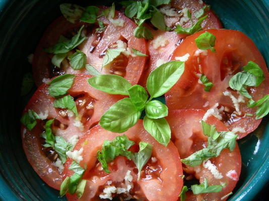 eenvoudige tomatensalade van knoflookbasilicum