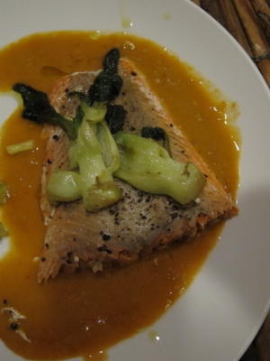 gebraden zalm met Thaise rode curry en paksoi