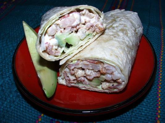 avocado, spek en garnalen wraps