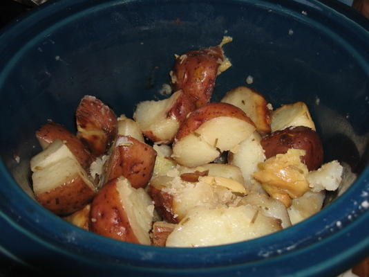 kruik pot geroosterde nieuwe aardappelen met knoflook en kruiden