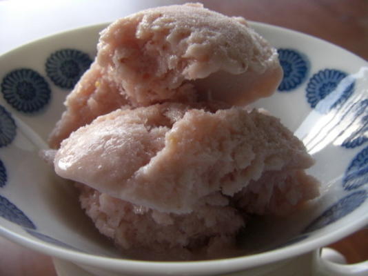 aardbeien-karnemelk bevroren dessert