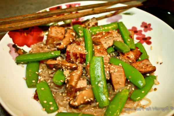 geroerbakte tofu met champignons, sugar snaps en groene ui