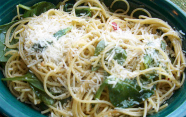 knoflookspaghetti met spinazie