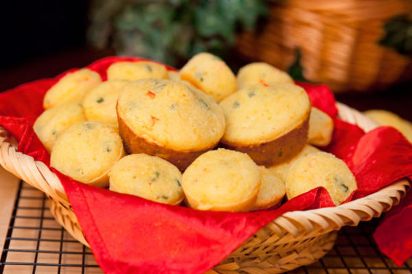 gerookte cheddar maisbrood met lente-uitjes en rode peper