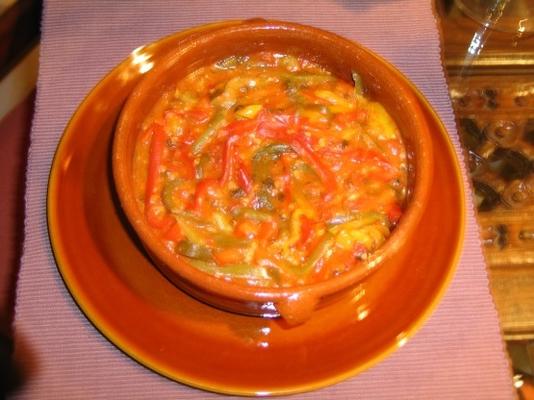 driekleurenpepers in knoflook, uien en tomaten