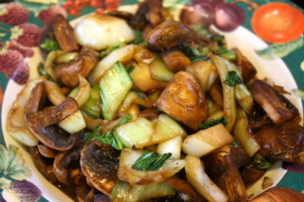 Aziatische paksoi en paddestoelen